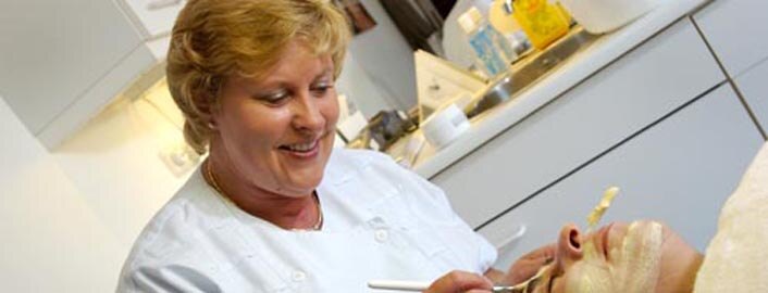 Reiny Metz aan het werk in haar salon